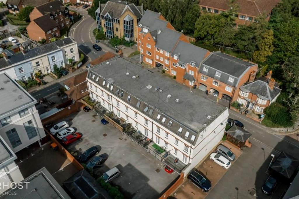 Starhost Residences - Central 3 Bed Apartment At Regents Court, Newbury Newbury  Exterior photo