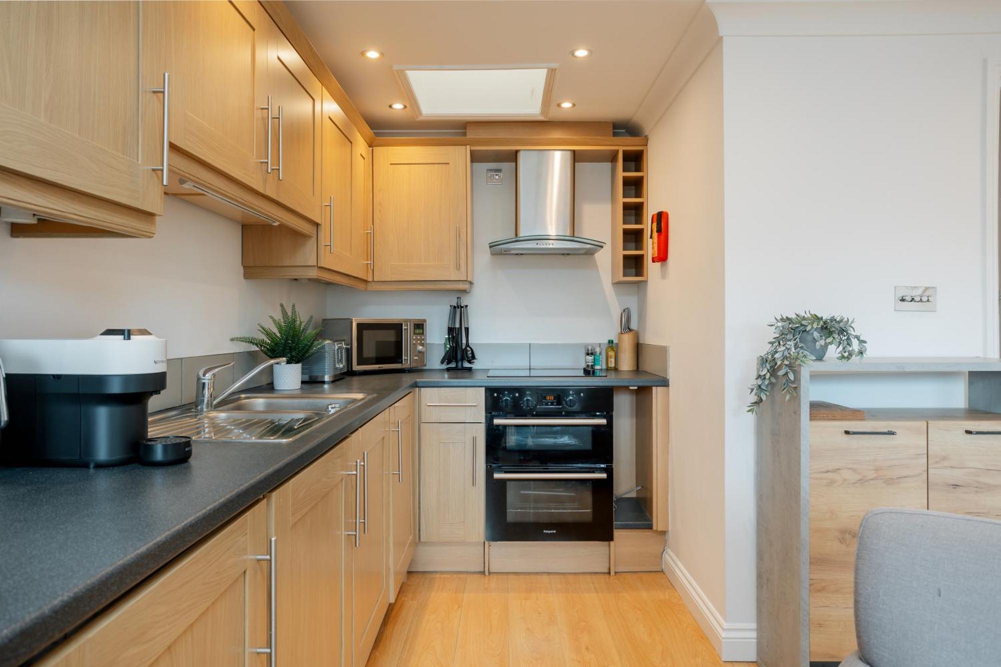 Starhost Residences - Central 3 Bed Apartment At Regents Court, Newbury Newbury  Exterior photo